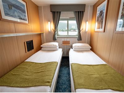 Innsiden av en lugar med to enkeltsenger