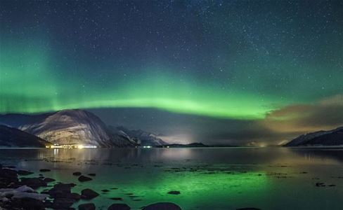 Nordlys sett fra fjæra