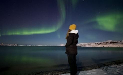 En person som ser på nordlyset