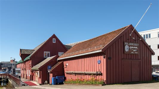Polarmuseets historiske bygning ved havna i Tromsø sentrum.