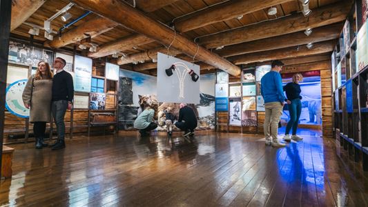 Besøkende opplever historiske utstillinger og gjenstander på Polarmuseet i Tromsø.