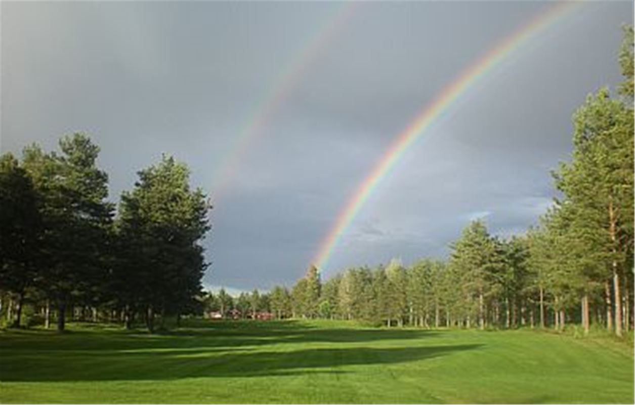 Regnbåge över golfklubben.