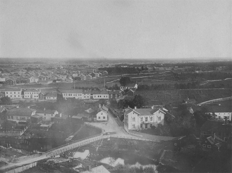 Vy över Gammelbroplan, fotad från Heliga Trefaldighetskyrkan mot söder. Foto O E Renner sent 1800-tal.