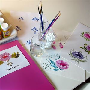 Rmapp med text kurbitskurs, färger, penslar i ett glas, papper med målade kurbitsar av olika slag.osa 