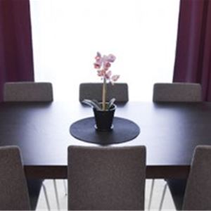 Ett konferensrum med ett bord och ett par stolar