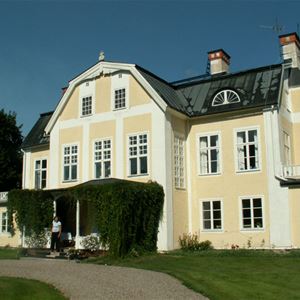 Framsidan av Husby kungsgård.