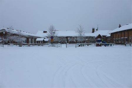 Skolan och skolgård en vinterdag.