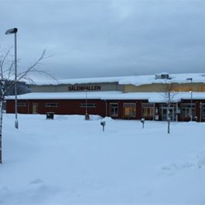 Utsidan av Sälenhallen med snö runt byggnaden.