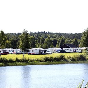 Husvagnar på campingplatsen vid älven.