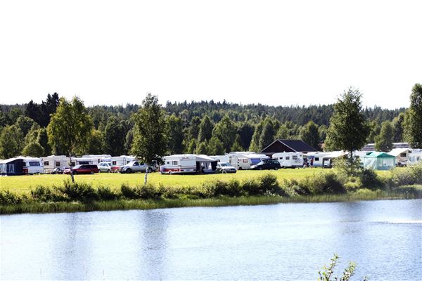 Husvagnar på campingplatsen vid älven. 