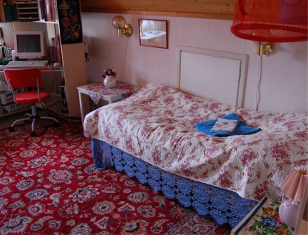 Bedroom with a single bed.