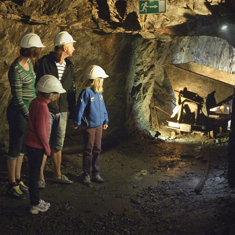 Barn och vuxna besökare nere i gruvan.