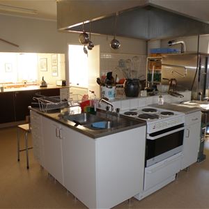 I köket kan man antingen självhushålla eller hyra en kock. 