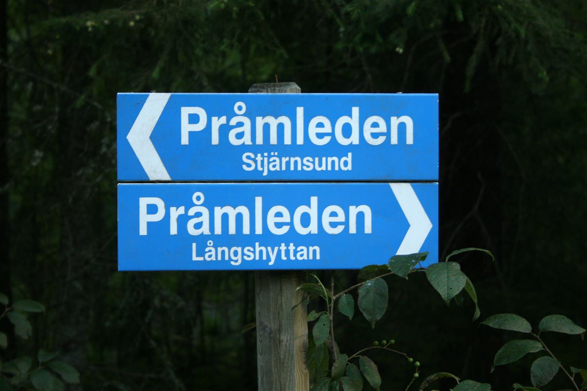 Two signs that says Pråmleden.