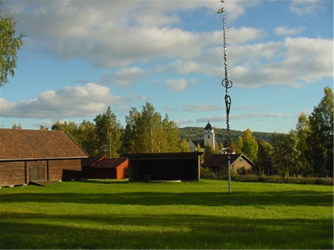 Gammelgården med majstången.