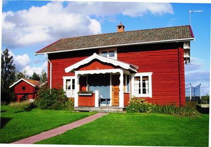 Exterior of a red painted cottage in Leksand.