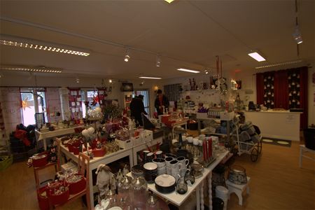 Mycket prydnadssaker i en butik