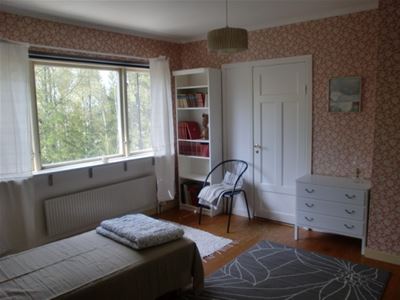 A bedroom with a single bed.