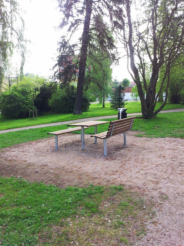 Bänk och bord i park.