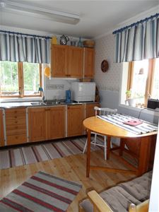 Kök med bänkdiskmaskin och matplats.