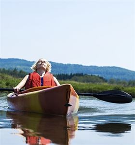 Människa relaxar i en kanot