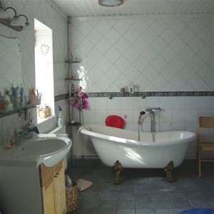Badrum med badkar på tassar.