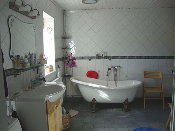 Badrum med badkar på tassar. 