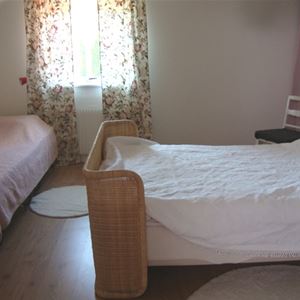 Trippelroom with one double bed and one single bed.