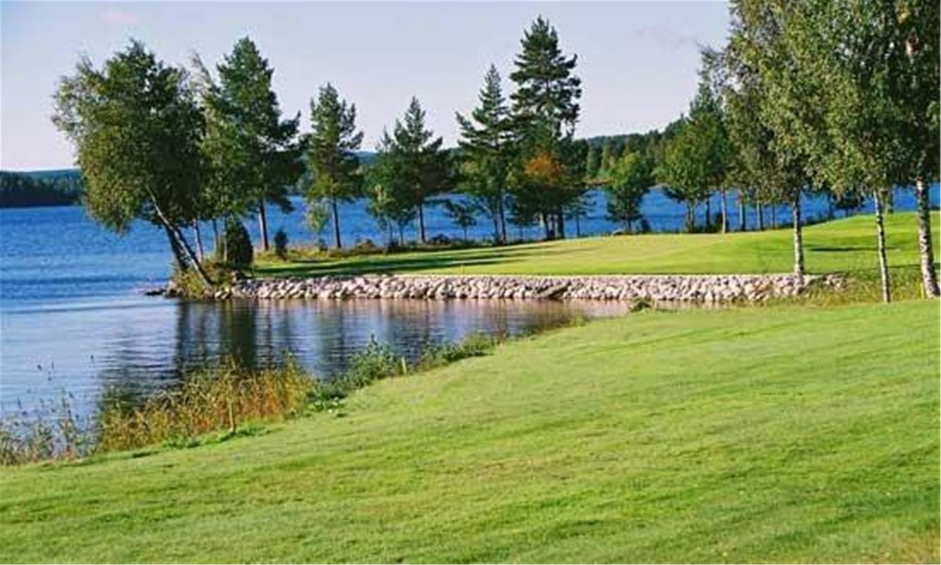 Vy över sjön från golfbanan. 
