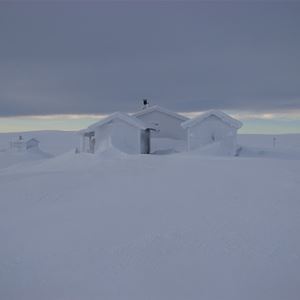 Arne Näsvall, Länsstyrelsen Dalarna,  © Arne Näsvall, Länsstyrelsen Dalarna, A winter-covered cabin on a mountain.