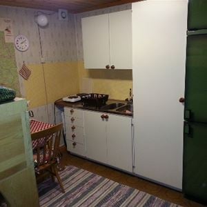 Small kitchen with dinnertable and a bunk bed.