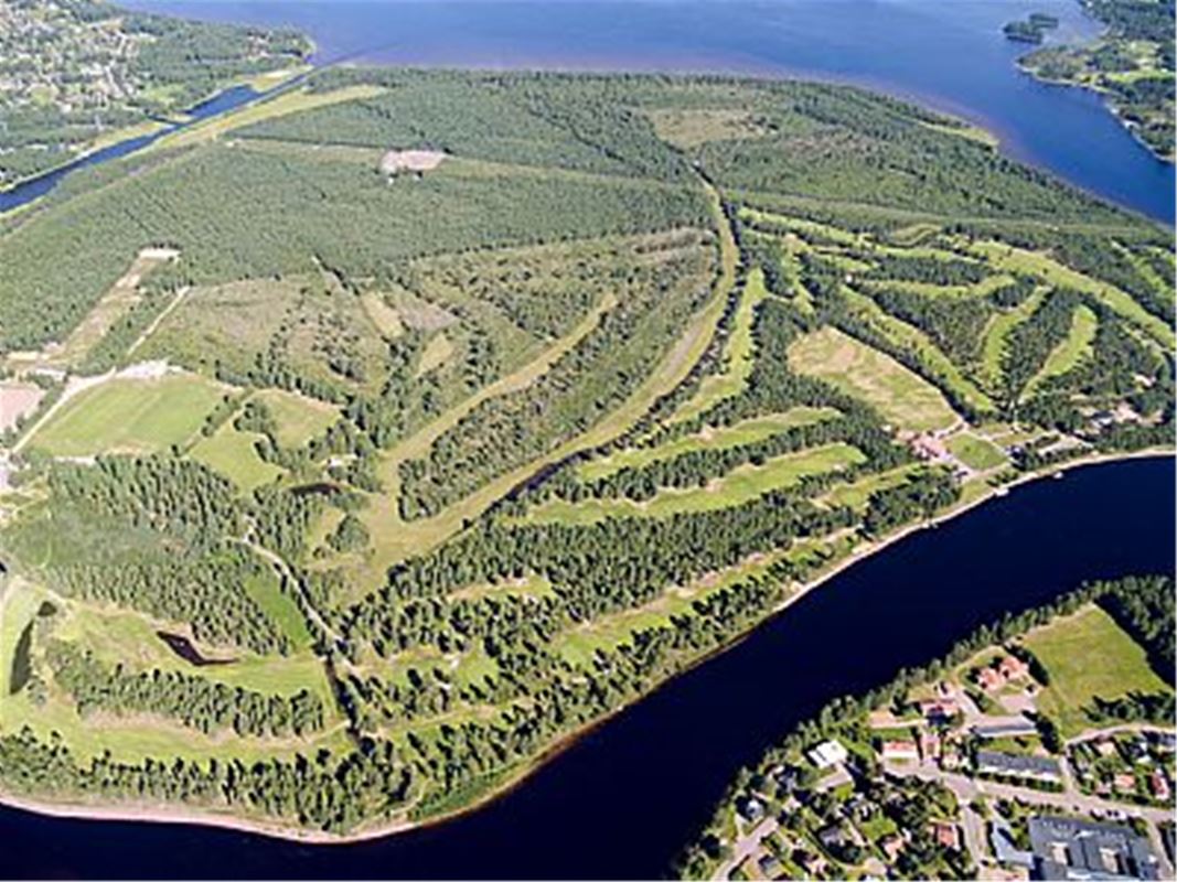 Vy över golfklubben ovanifrån.