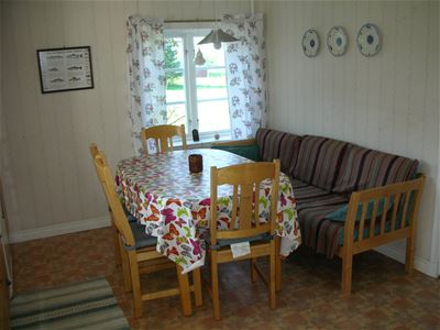 Matplats med kökssoffa och fyra stolar.