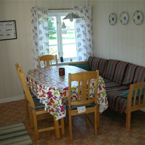 Eating area with a kitchen sofa and four chairs.