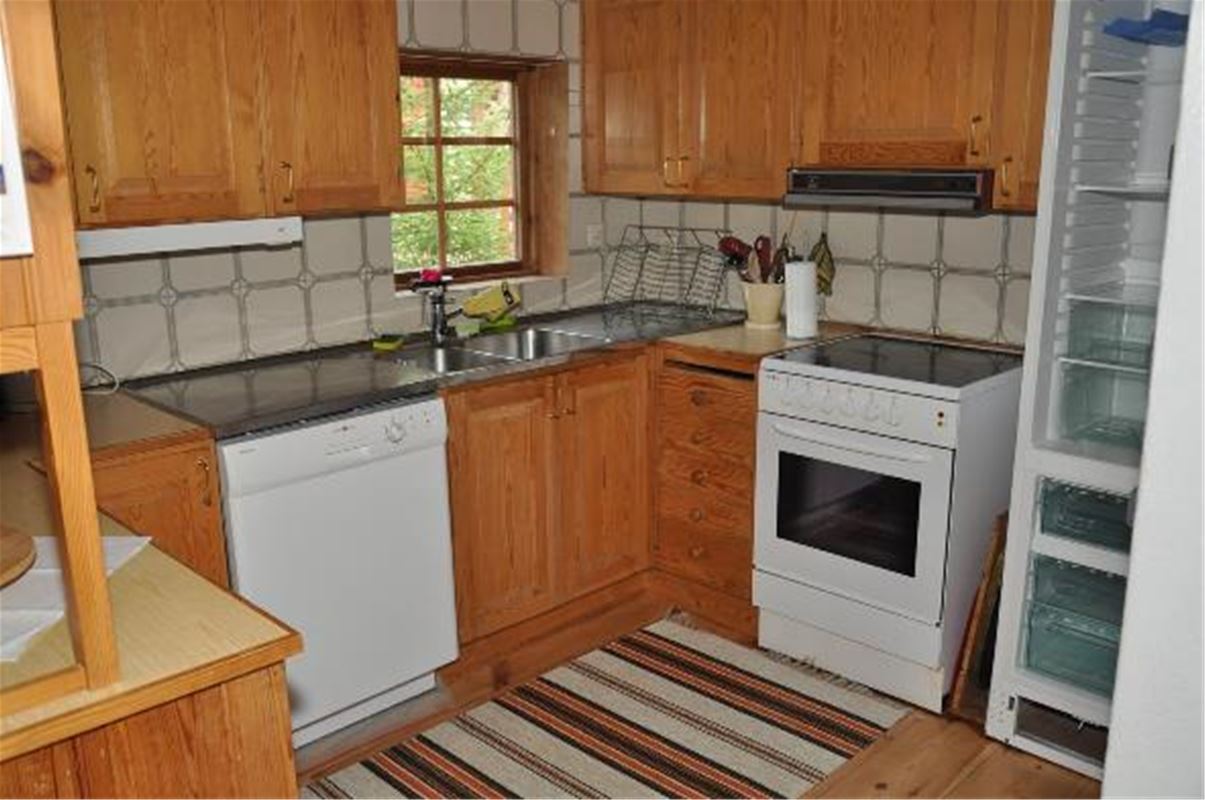 Kitchen with a stove a dishwasher.d 