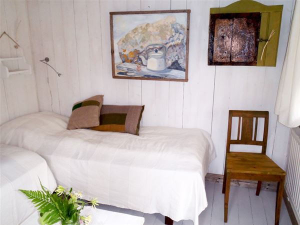 Bedroom with two single beds 