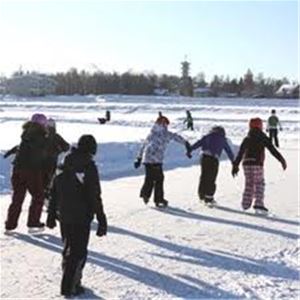 Barn som åker skidsko på isen.