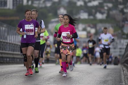 Delatkerne løper over Tromsøbrua