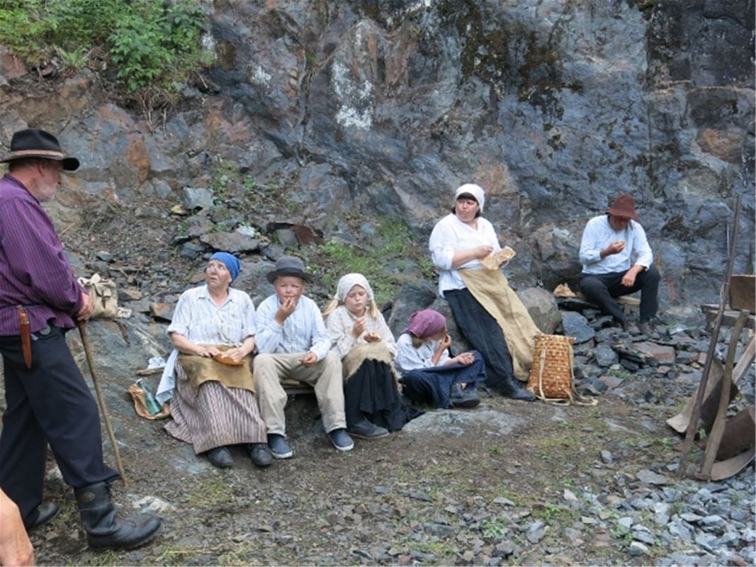 Actors in old fashion clothes on a dramatized guided tour.