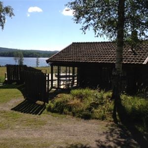 The cottage with a view over the lake.