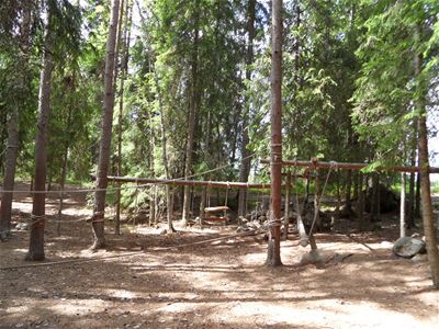 Flera olika hinder inne i skogen som hör till lekplatsen.