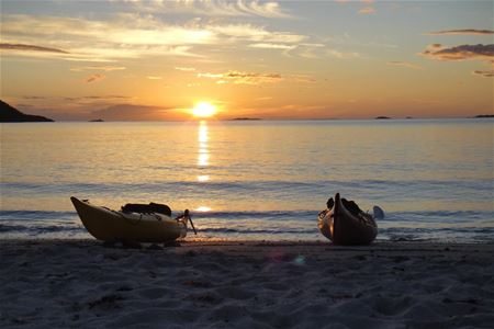 To kajakker på stranden med utsikt over havet