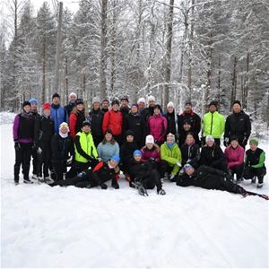 Vinterbild på en grupp med träningsklädda människor.