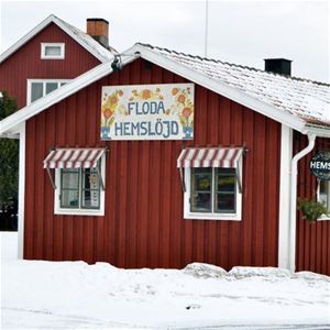 Red cottage with sign Floda Handslöjd.