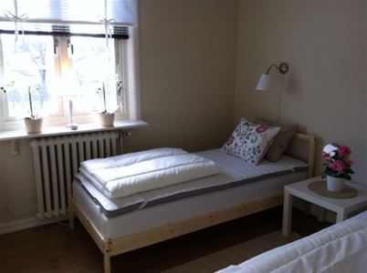Double room with two single beds.