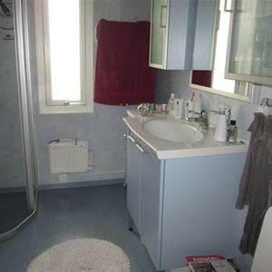 Badrum med duschkabin och handfat och toalett.