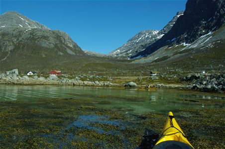 Kajakk som går inn mot land, med utsikt inn i en dal