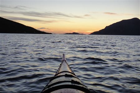 Kajakk ute på havet med fin kveldshimmel