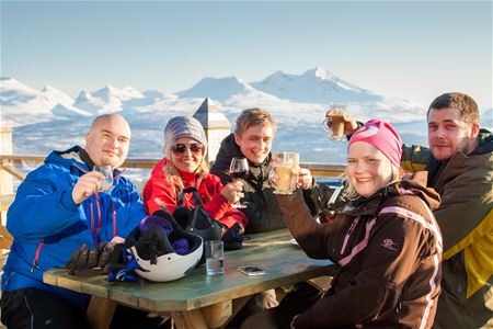 Guests enjoy drinks while looking out over the view at Målselv Fjellandsby