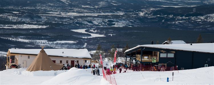 View of the Målselv Fjellandsby and of the mountains behind